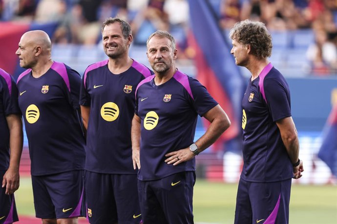 Hansi Flick, técnico do FC Barcelona, observa durante o Troféu Joan Gamper, partida de futebol disputada entre o FC Barcelona e o Como 1907 no Estádio Johan Cruyff em 10 de agosto de 2025 em Sant Joan Despi, Espanha.