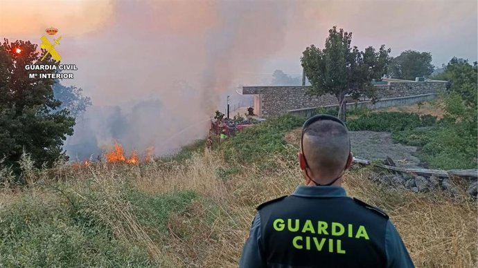 Un efectivo de la Guardia Civil desplegado en el incendio en Jarilla (Cáceres)