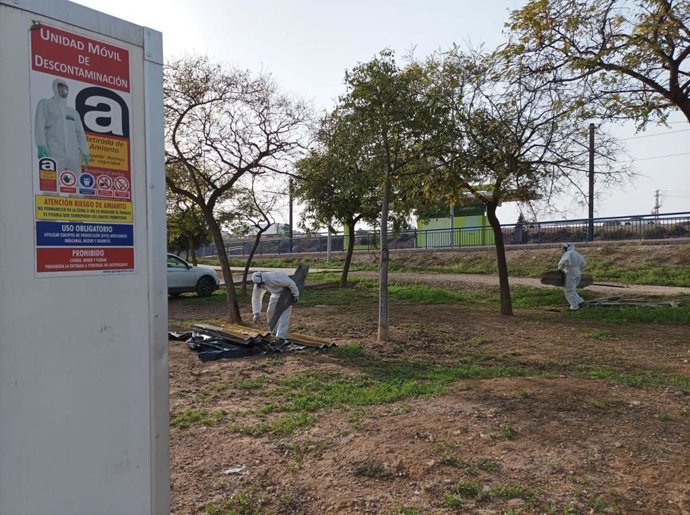 Labores de recogida de amianto