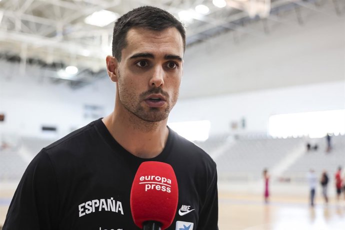 Alberto Abalde, da Espanha, participa de sua coletiva de imprensa durante a sessão de treinamento da Espanha antes do jogo de preparação para o Eurobasket contra a França no Parc Esportiu Llobregat em 11 de agosto de 2025 em Barcelona, Espanha.