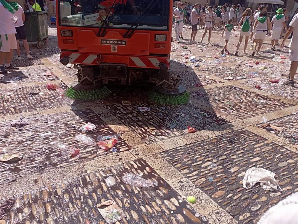 Archivo - Recogida de residuos en las calles de Huesca.