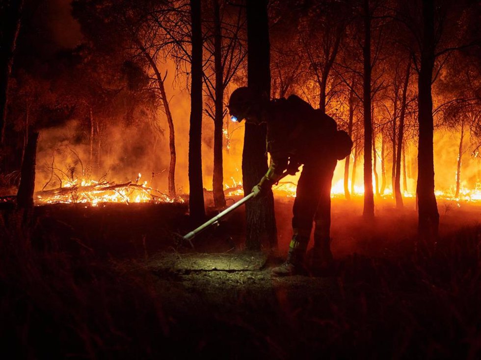 Un bombero trabaja para eimpedir que el incendio se propague, a 10 de agosto de 2025, en Carcastillo, Navarra (España). 