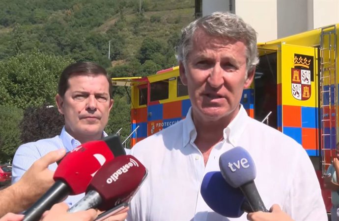 El presidente del Partido Popular, Alberto Núñez Feijóo,  junto al presidente de Castilla y León, Alfonso Fernández Mañueco en, el Puesto de Mando Avanzado de Palacios del Sil de la Junta de Castilla y León.