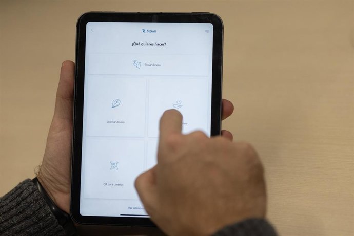Archivo - Una persona manda un bizum.