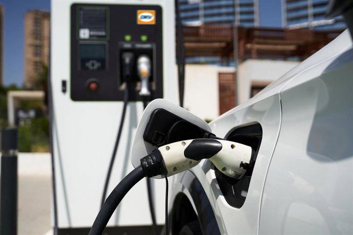 Archivo - Un vehículo eléctrico, en un punto de recarga.