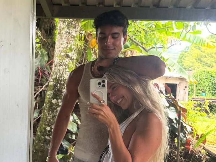 Ana Mena y Óscar Casas muestran su lado más romántico y comparten su álbum privado de sus vacaciones en El Salvador