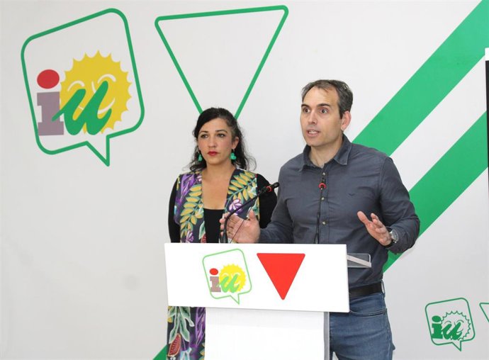 El coordinador general de Izquierda Unida Andalucía y diputado en el Congreso, Toni Valero, y la coordinadora provincial de IU, Toni Morillas.