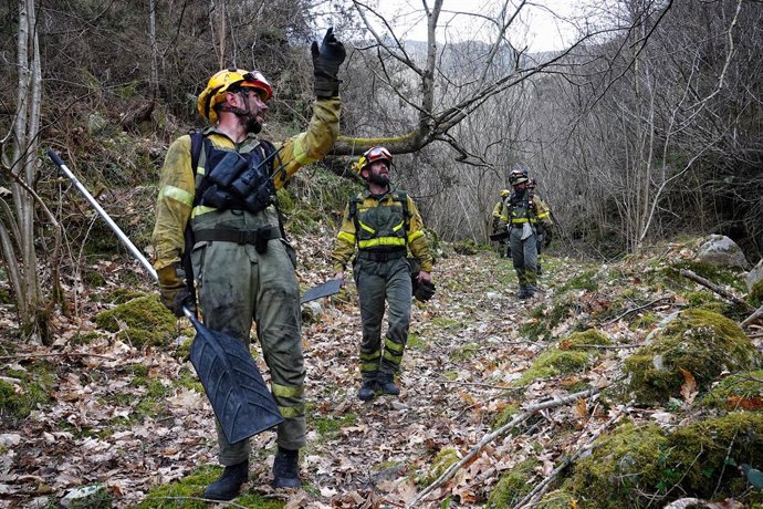 Archivo - Varios bomberos de las Brigadas de Refuerzo en Incendios Forestales (BRIF) de Cantabria trabajan en las labores de extinción de un incendio forestal en el valle de Ardisana, a 10 de marzo de 2023, en Llano, Asturias (España). El Principado de As