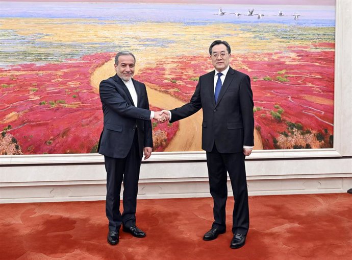 Archivo - El viceprimer ministro de China, Ding Xuexiang, recibe al ministro de Exteriores iraní, Abbas Araghchi, en Pekín, a 23 de abril de 2025 