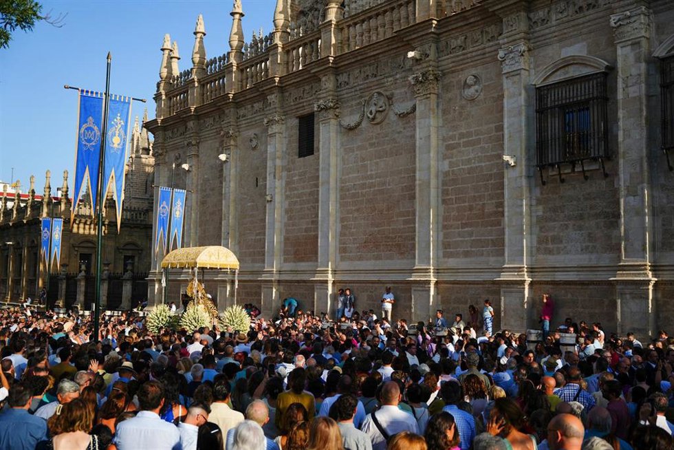 La Virgen de Los Reyes recorre las calles del centro este viernes acompañada de numerosos sevillanos.