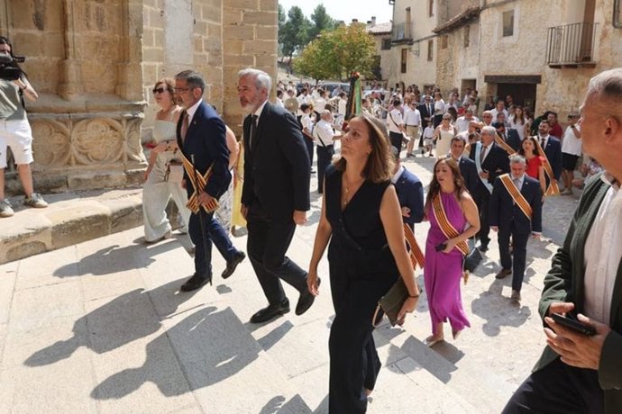 El presidente del Gobierno de Aragón, Jorge Azcón, en Valderrobres, que cada año recibe más de 150.000 visitantes