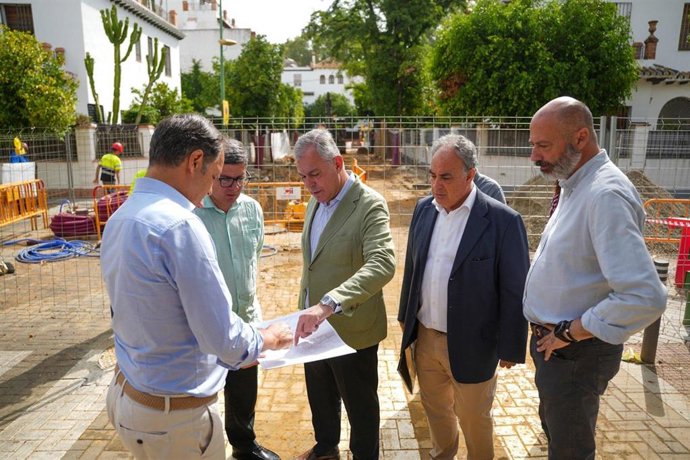 El alcalde de Sevilla, José Luis Sanz, visita obras en la ciudad.