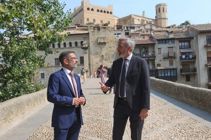 El alcalde de Valderrobes, Carlos Boné, con el presidente del Gobierno de Aragón, Jorge Azcón