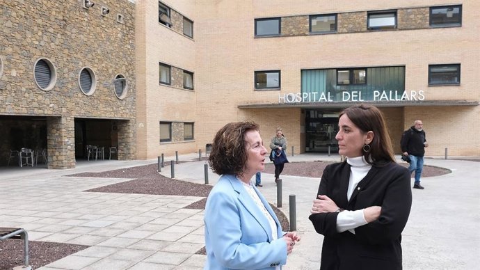 La consellera Montserrat ante el Hospital del Pallars