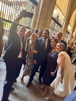 Núñez se compromete a poner en marcha un plan de apoyo a ayuntamientos de la región para la organización de las fiestas