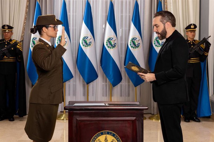 La  nueva ministra de Educación de El Salvador,, Karla Trigueros, toma posesión ante el presidente de El Salvador, Nayib Bukele