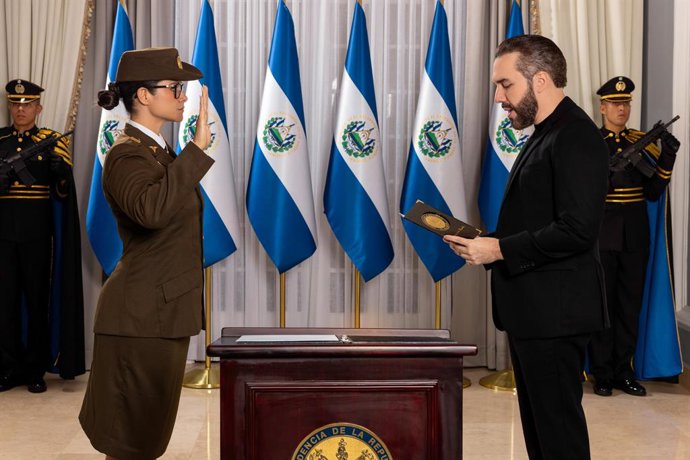 La  nueva ministra de Educación de El Salvador,, Karla Trigueros, toma posesión ante el presidente de El Salvador, Nayib Bukele