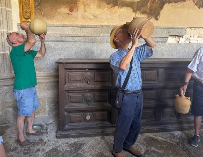 El calor no impide que la Catedral de Toledo se abarrote para cumplir la tradición de beber agua de los botijos