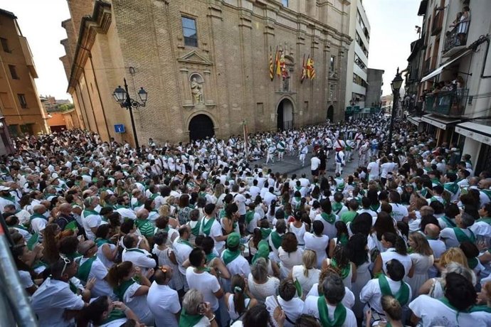 Archivo - Cientos de oscenses en las fiestas de San Lorenzo en la capital altoaragonesa