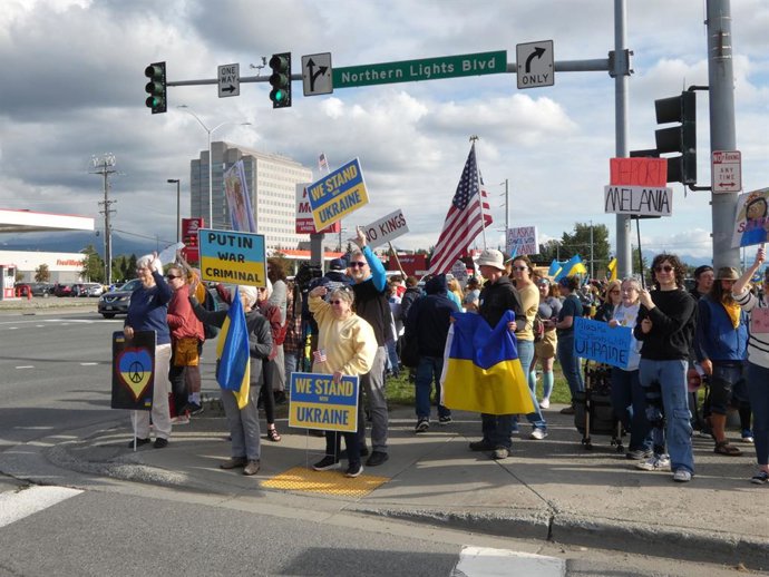 14 de agosto de 2025, EUA, Anchorage: Pessoas protestam em um cruzamento antes de uma reunião entre o presidente dos EUA, Donald Trump, e o presidente da Rússia, Vladimir Putin. Foto: Luzia Geier/dpa