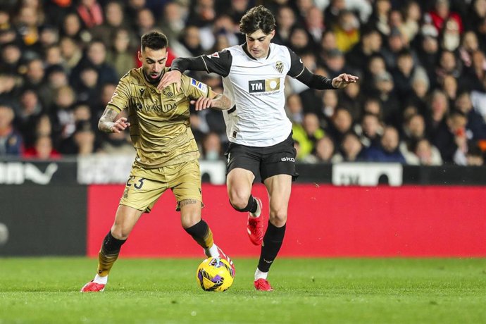 Archivo - Brais Mendez y Javi Guerra durante el Valencia-Real Sociedad de la pasada temporada