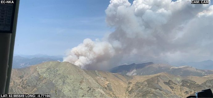 Los medios aragoneses desplazados a Leóns trabajan en la extinción del incendio forestal de La Uña