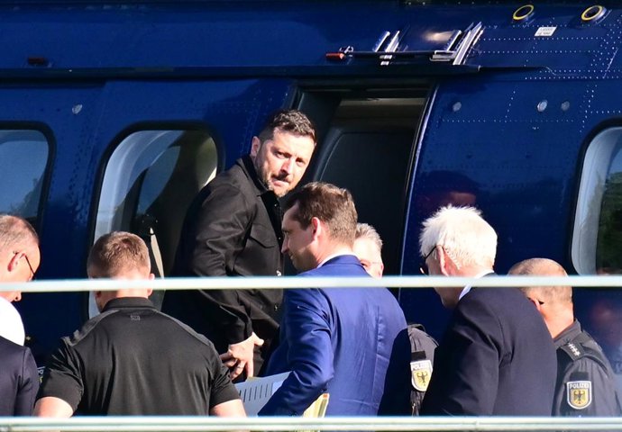 13 August 2025, Berlin: Volodymyr Zelensky, President of Ukraine, climbs into a helicopter after taking part in consultations. Zelensky took part in virtual consultations with European heads of state and government in view of the meeting between US Presid