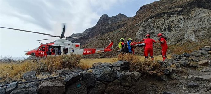 Suc.- Rescatada en helicóptero del GES tras sufrir una caída en una zona de difícil acceso en Santa Cruz de Tenerife