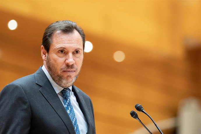 Archivo - El ministro de Transportes y Movilidad Sostenible, Óscar Puente, interviene durante una sesión plenaria del Senado, a 12 de diciembre de 2023, en Madrid (España). Tras el Pleno del Congreso donde se ha realizado el primer debate de la proposició