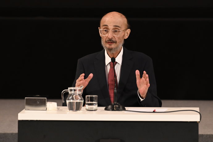 El expresidente de Aragón Javier Lambán durante el acto de entrega del retrato de Javier Lambán, en la sala de la Corona del Edificio Pignatelli, a 10 de julio de 2025, en Zaragoza, Aragón (España).