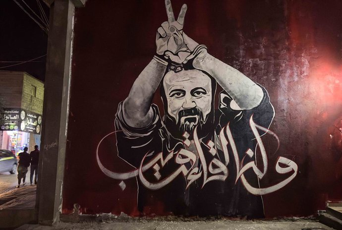 Archivo - Arquivo - 12 de abril de 2023, Jabalia, Faixa de Gaza, Território Palestino: Artistas palestinos trabalham em um mural que mostra o líder do Fatah Marwan Barghouti, preso, no campo de refugiados de Jabalia, no norte da Faixa de Gaza, em 13 de ab