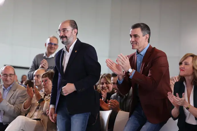 El presidente Pedro Sánchez junto a Javier Lambán
