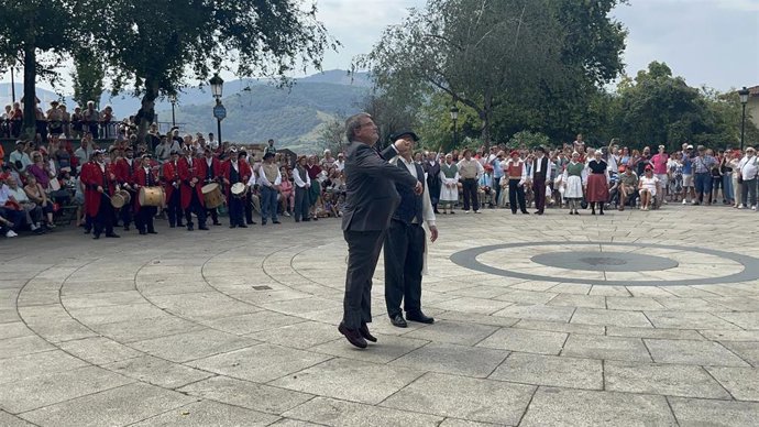 El alcalde de Bilbao, Juan Mari Aburto, ha iniciado las tradicionales danzas después de la misa de las 12.00 horas en la plaza Juan XXIII, tras la Basílica de Begoña.