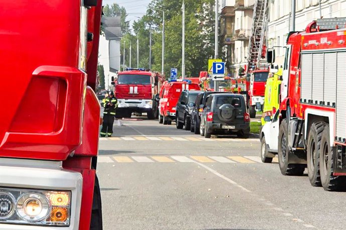 RÚSSIA, REGIÃO DE MOSCOU - 31 DE JULHO DE 2025: Carros de bombeiros no local de um incêndio em um prédio residencial na Rua Flerova. O fogo se espalhou por uma área de 400 metros quadrados