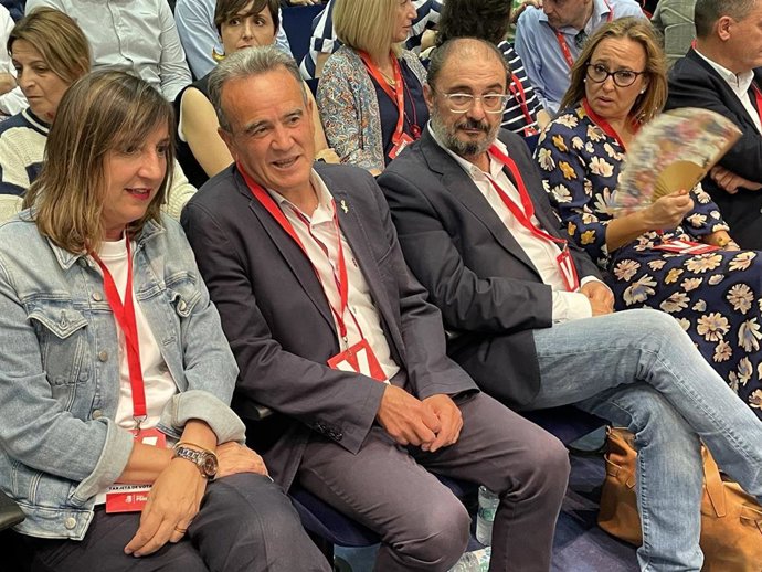 Archivo - El presidente de la Diputación Provincial de Zaragoza (DPZ), Juan Antonio Sánchez Quero, con el exsecretario general del PSOE y expresidente del Gobierno de Aragón, Javier Lambán, en el Comité Regional del PSOE Aragón en junio de 2023 