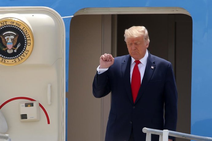 Archivo - 10 July 2020, US, Miami: US President Donald Trump clinches his fist as he disembarks Air Force One at Miami International Airport. Photo: -/SMG via ZUMA Wire/dpa