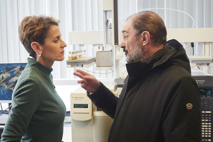 Archivo - Foto de archivo de la presidenta de Navarra, María Chivite, con Javier Lambán en una visita al  Centro Nacional de Tecnología y Seguridad Alimentaria (CNTA) de San Adrián en 2023.