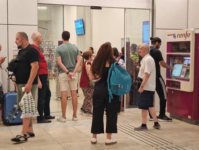 Imagen de personas en la estación de Vigo esperando por información sobre sus trenes.
