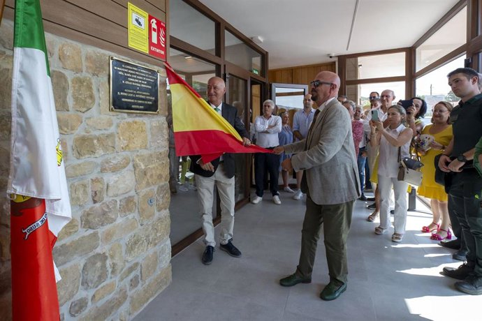 El consejero de Salud, César Pascual, inaugura el consultorio médico de Espinilla