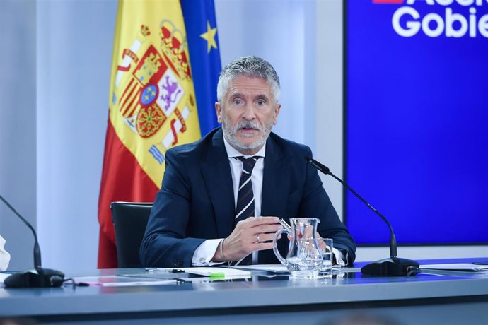 Archivo - El ministro del Interior, Fernando Grande-Marlaska, interviene durante una rueda de prensa.