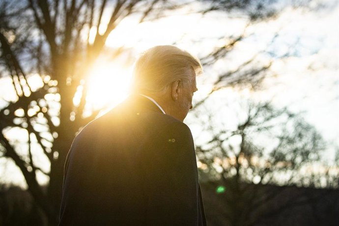 Archivo - El Presidente de los Estados Unidos, Donald Trump, abandona la Casa Blanca acompañado de la primera dama, Melania Trump, antes de subirse en el Marine One en el Jardín Sur de la Casa Blanca, en Washington D.C., Estados Unidos, a 20 de enero de 2
