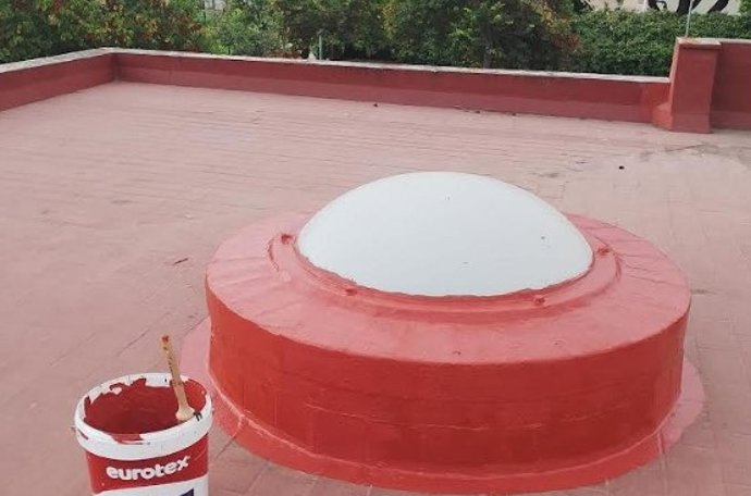 Actuación de reparación en una cubierta de un edificio municipal.