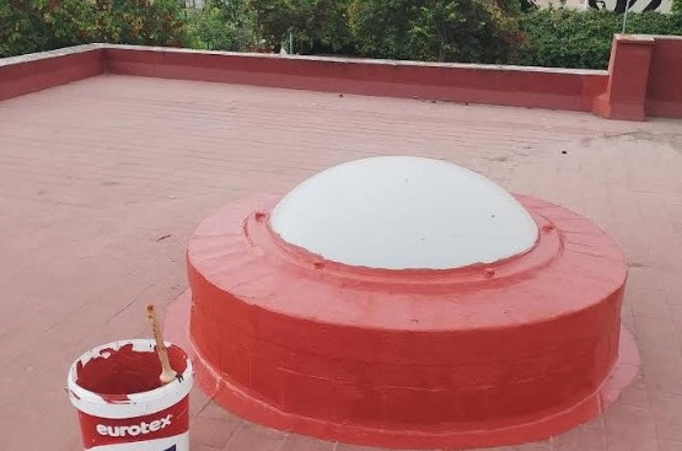 Actuación de reparación en una cubierta de un edificio municipal.