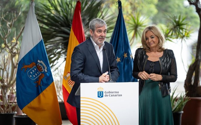 Archivo - El presidente de Canarias, Fernando Clavijo, y la consejera de Sanidad, Esther Monzón, en la presentación del programa recordatorio de citas hospitalarias