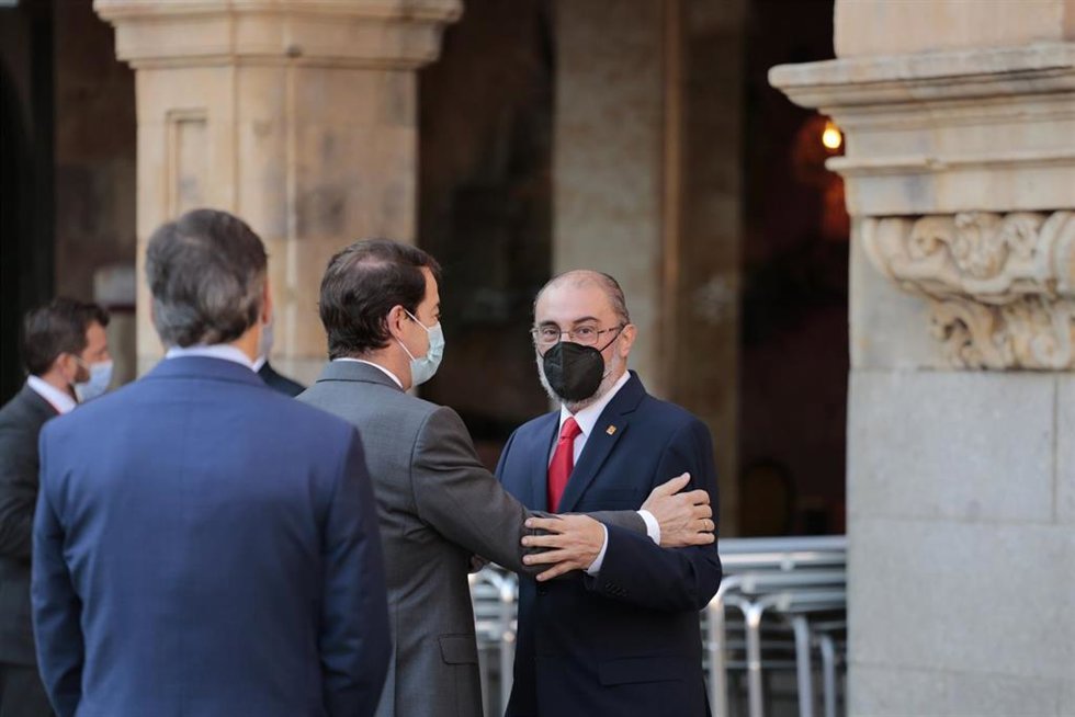 Archivo - El presidente de la Junta de Castilla y León, Alfonso Fernández Mañueco (i), conversa con el presidente de Aragón, Javier Lambán (d), en la XXIV Conferencia de Presidentes.