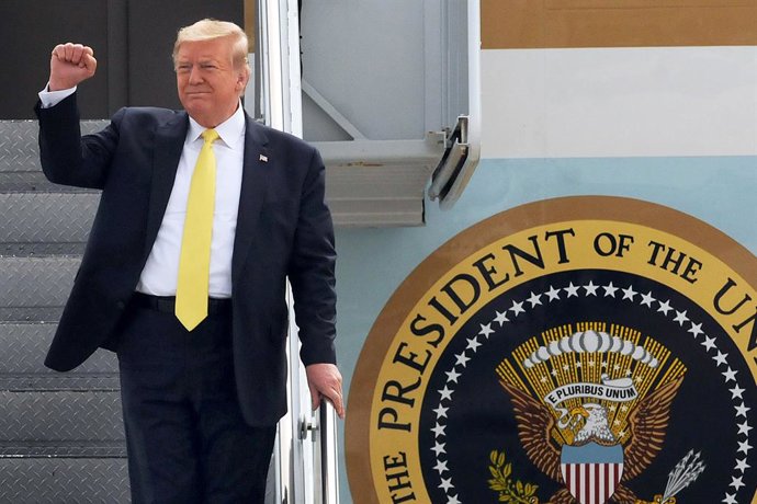 Archivo - Arxiu - 09 March 2020, US, Sanford: US President Donald Trump gestures as he arrives on an Air Force One at Orlando Sanford International Airport, ahead of attending a private fundraising event. Photo: Paul Hennessy/SOPA Images via ZUMA Wire/dpa