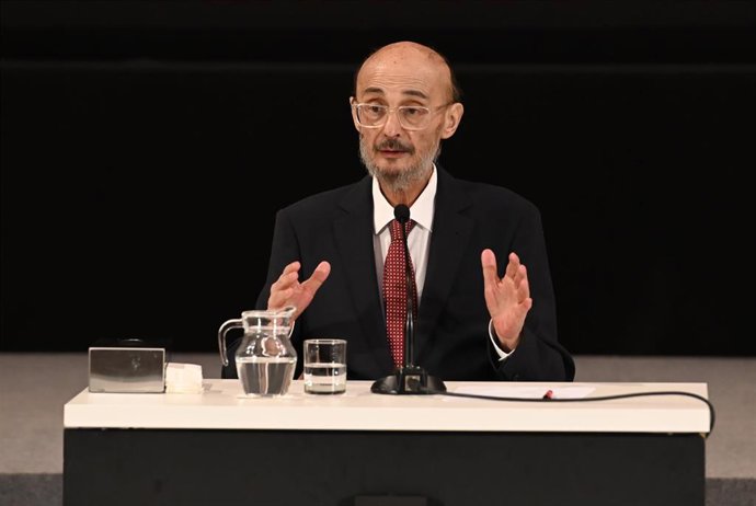 Archivo - El expresidente de Aragón Javier Lambán durante el acto de entrega del retrato de Javier Lambán, en la sala de la Corona del Edificio Pignatelli, a 10 de julio de 2025, en Zaragoza, Aragón (España).