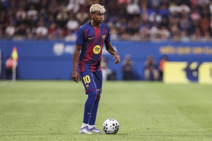 Lamine Yamal of FC Barcelona controls the ball during the Joan Gamper Trophy, football match played between FC Barcelona and Como 1907 at Johan Cruyff Stadium on August 10, 2025 in Sant Joan Despi, Spain.