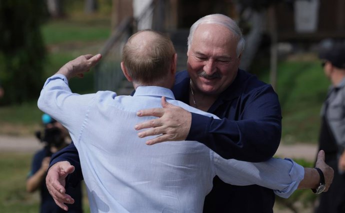 3 de agosto de 2025, Ilha de Valaam, República da Carélia, Rússia: O presidente russo Vladimir Putin, à esquerda, abraça o presidente bielorrusso Alexander Lukashenko, à direita, ao chegar para visitar o Smolensky Skete do Mosteiro da Transfiguração do Sa