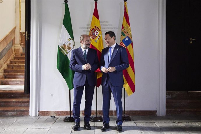 Archivo - El presidente de la Junta de Andalucía, Juanma Moreno, (d) recibe al presidente del Gobierno de Aragón, Javier Lambán, (i). Imagen de archivo. 